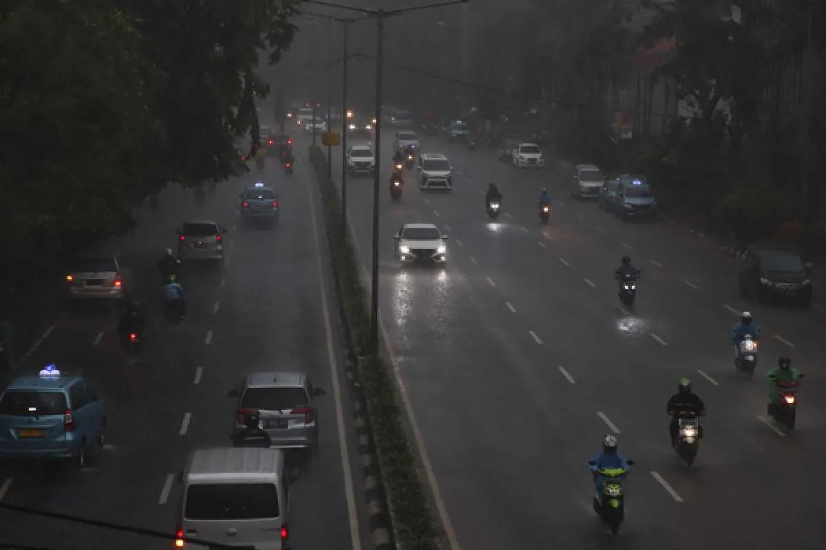 Cuaca besok di Jabodetabek masih hujan, waspada petir dan angin kencang