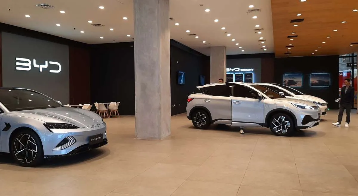 Laris Kalahkan Hyundai, Cek Harga Mobil Listrik BYD Atto Dolphin M6 Seal April 2025