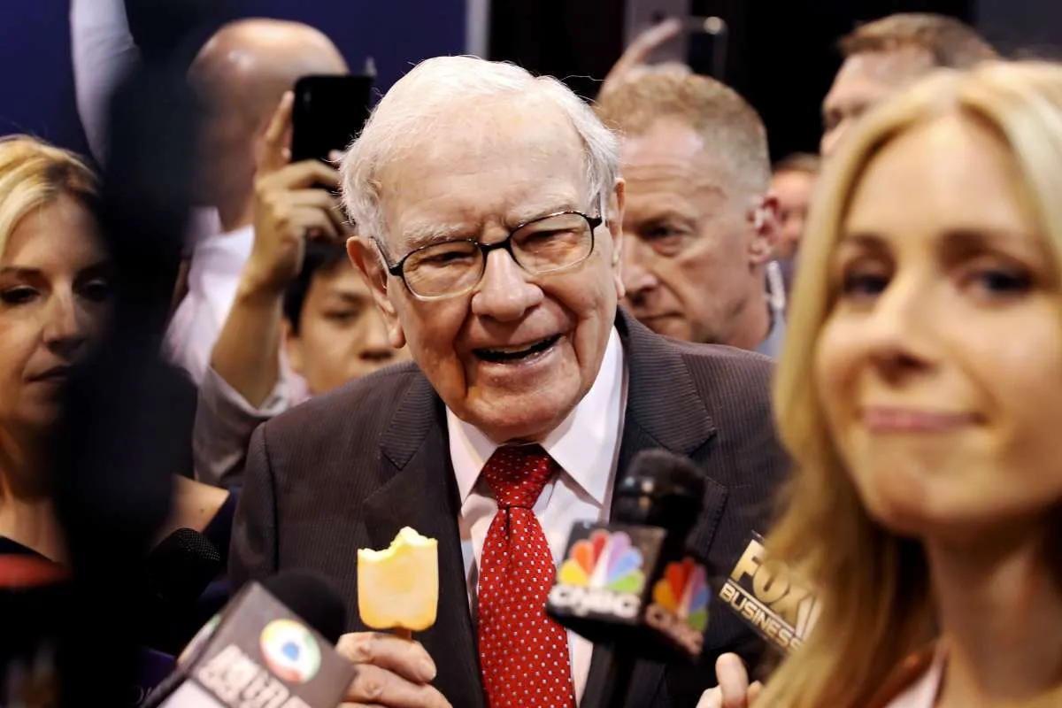 Warren Buffett menghabiskan 80% waktunya untuk membaca, ini 9 buku favoritnya.