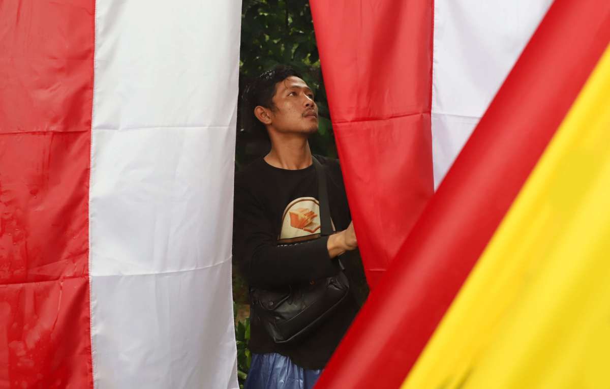 Pedagang Berharap Raup Cuan dari Penjualan Bendera