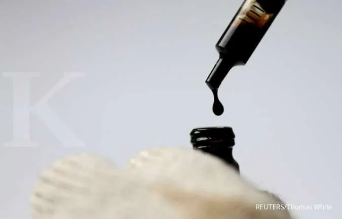 Oil on course for steep slide in week of historic turmoil