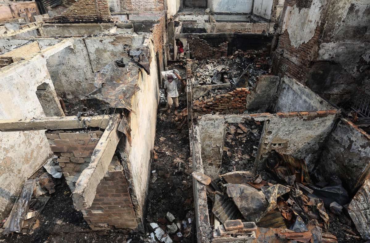 Mengais Puing Kebakaran Pasar Gembrong