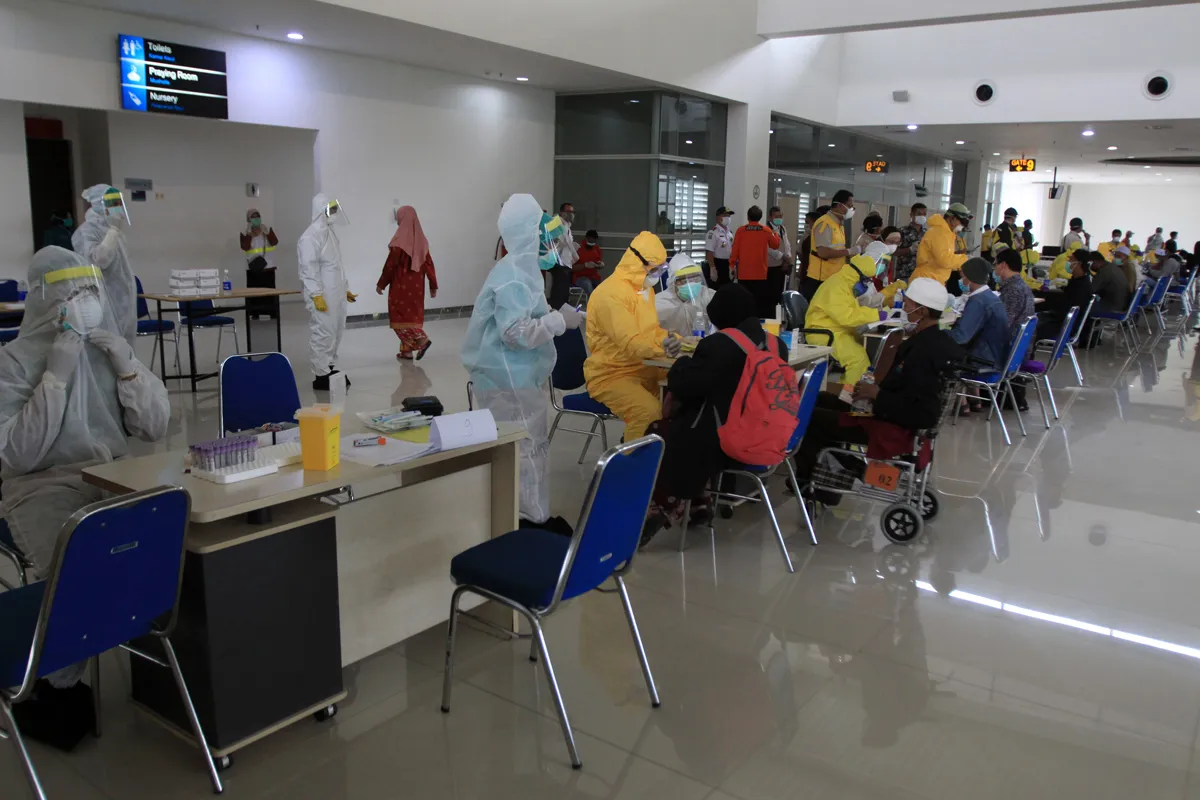 Ratusan TKI dari Malaysia yang masuk ke Jatim negatif Covid-19 versi tes cepat