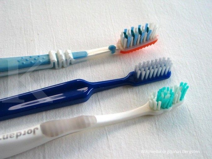 When do children start brushing their teeth?
