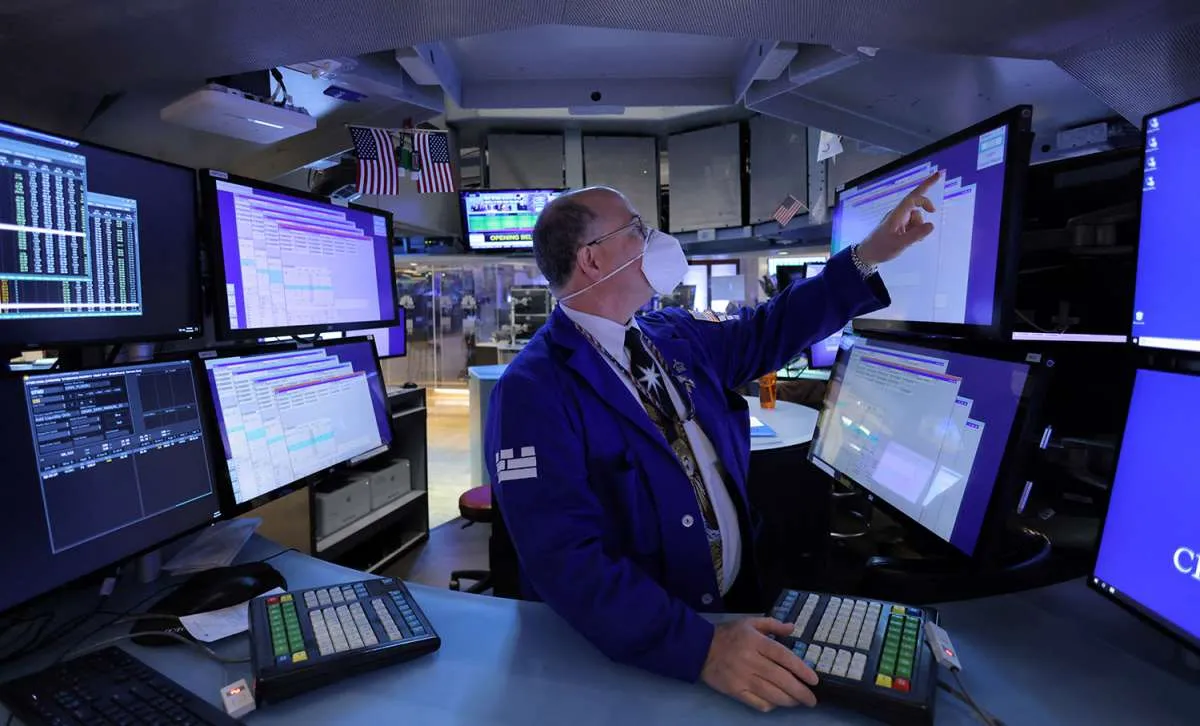 Wall Street: Dow Naik 100 Poin, Nasdaq dan S&P 500 Jatuh