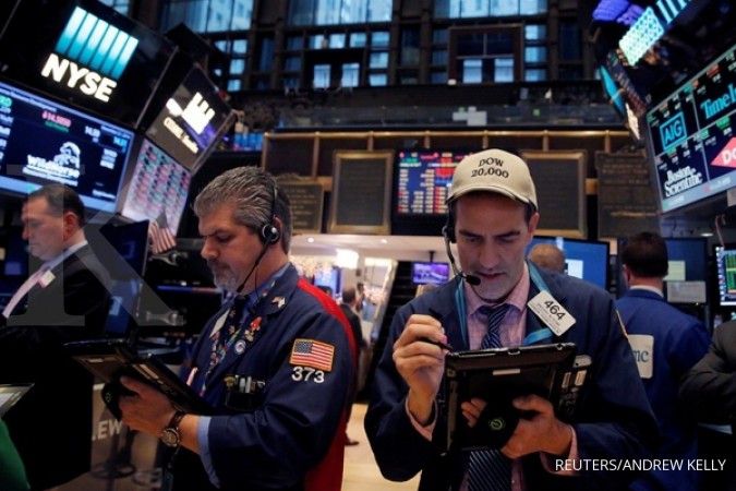 Wall Street memerah di tengah beragam data ekonomi