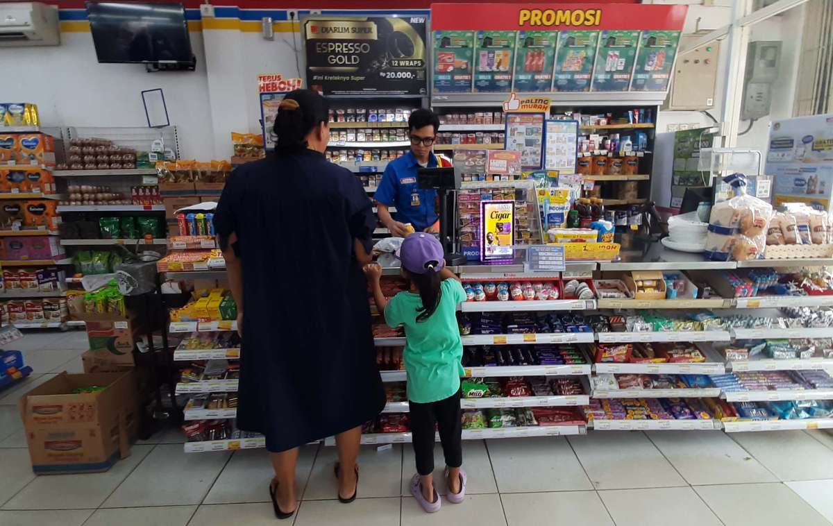 Rupiah Anjlok dan Kemasan Mahal, Peritel Mengerek Harga Jual Produk