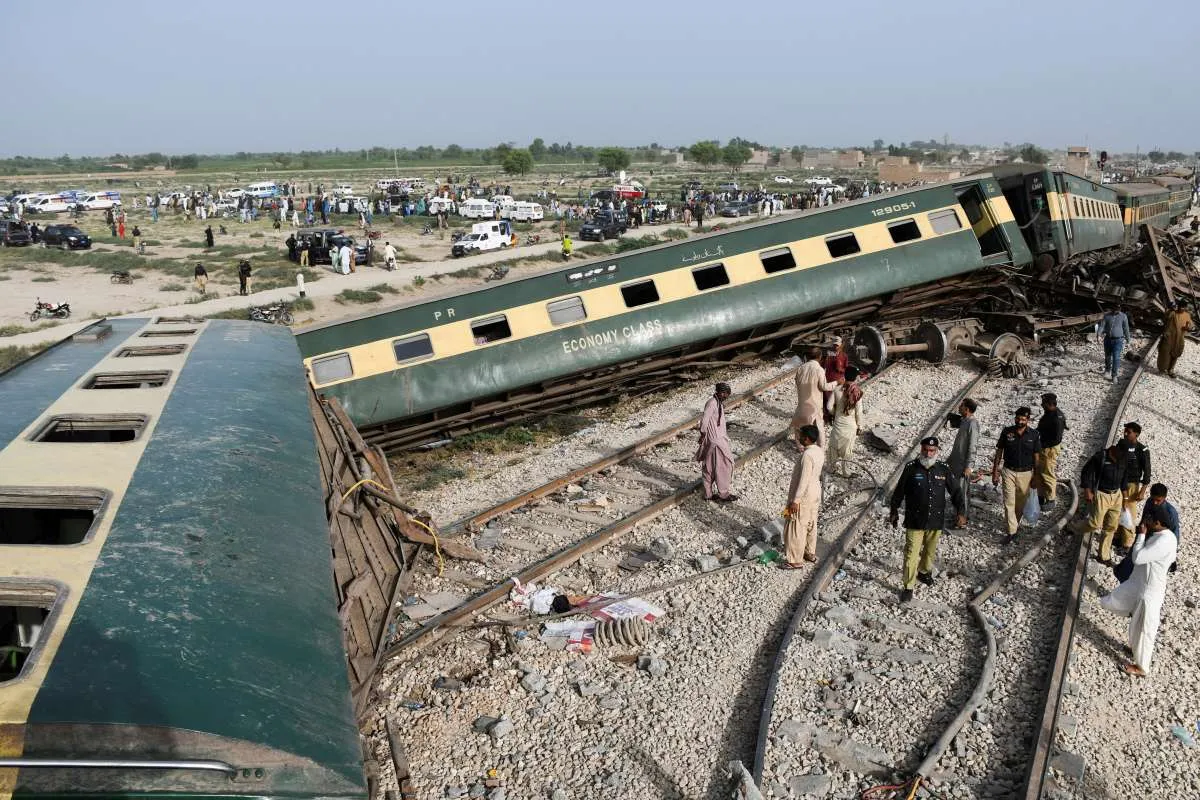 Kereta Penumpang di Pakistan Tergelincir, Menewaskan Sedikitnya 30 Orang