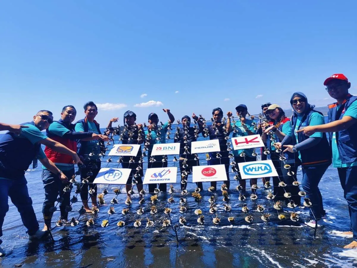 Jaga Ekosistem Laut, Brantas Abipraya Tanam 2.500 Terumbu Karang di Banyuwangi