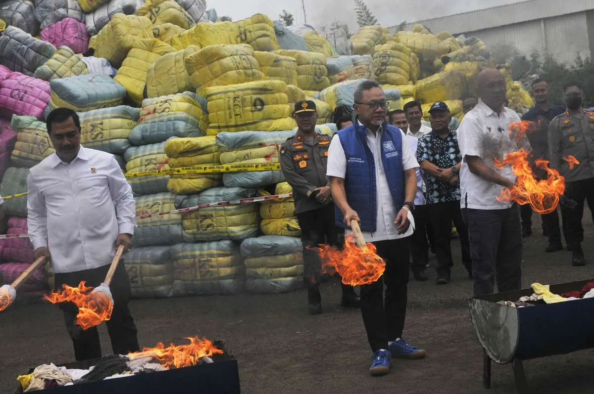 Klaim Beri Efek Jera, Kemendag Kembali Musnahkan Pakaian Bekas Impor Ilegal