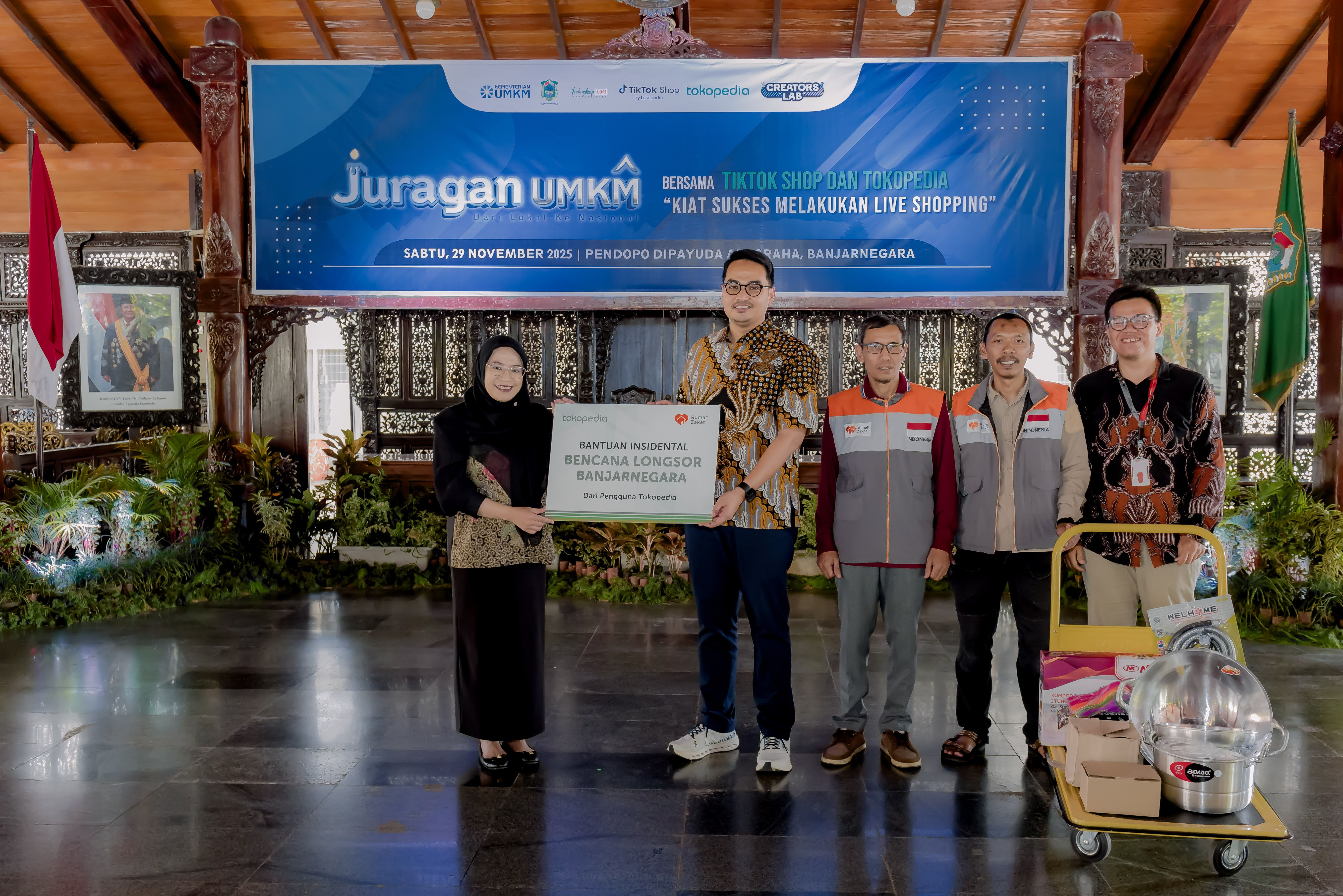 Kontan - Tokopedia Kilas Online. Bersamaan dengan acara Creators Lab, pelatihan digital bagi 200 UMKM lokal Banjarnegara pada Sabtu (29/11), Tokopedia dan TikTok Shop menyalurkan bantuan bagi para korban bencana longsor Banjarnegara dari para pengguna Tokopedia, sebagai bentuk dukungan dan simpati dari para pengguna. Bantuan ini diserahkan langsung oleh Hilmi Adrianto, Head of Public Policy & Government Relations Tokopedia and TikTok Shop E-commerce Indonesia (kedua dari kiri), dan diterima oleh Amalia Desiana, Bupati Banjarnegara (paling kiri).