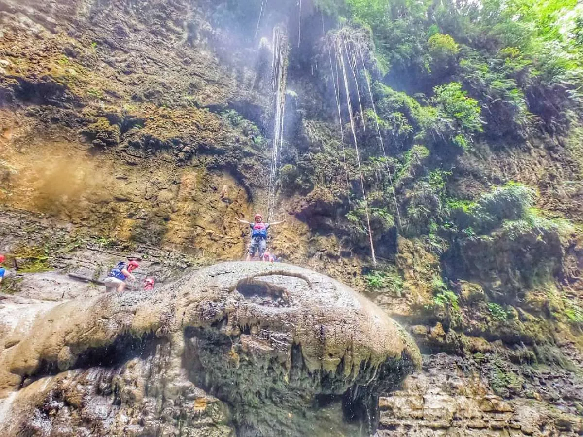Green Canyon Pangandaran, keseruan menjelajah ngarai dan sungai