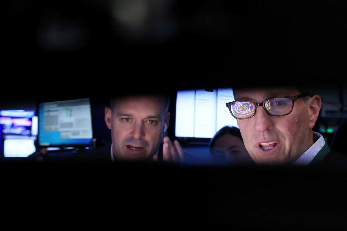 Wall Street Tertekan Menjelang Akhir Pekan