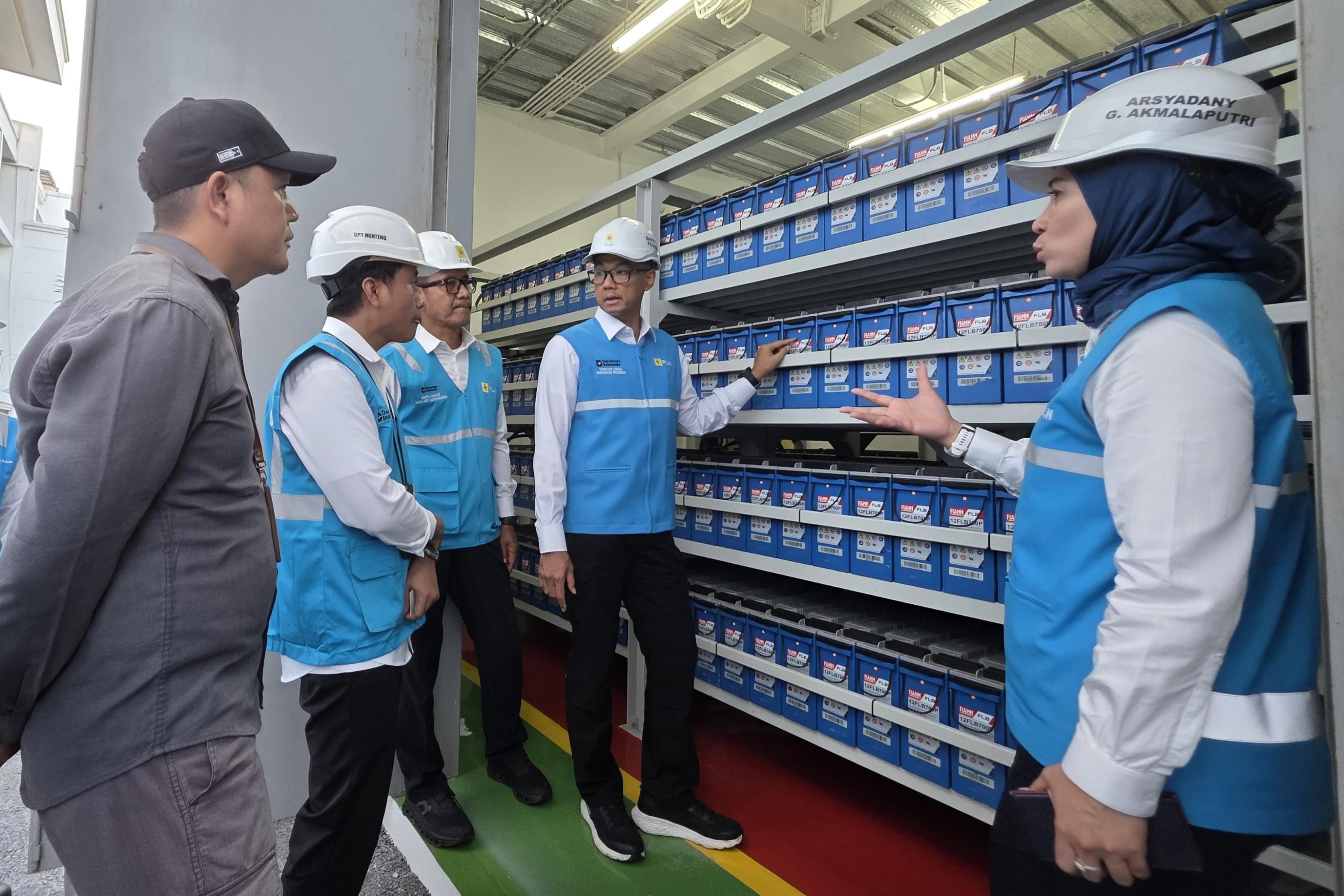 Konta. Direktur Utama PLN, Darmawan Prasodjo (kedua dari kanan) didampingi Direktur Distribusi PLN, Arsyadany G. Akmalaputri (kanan), General Manager PLN UID Jakarta Raya, Moch. Andy Achaminoerdin (tengah), dan Kepala Bagian Bangunan Sekretariat Presiden, Andi Firdaus (kiri) melakukan pengecekan kondisi Uninterruptible Power Supply (UPS) di komplek Istana Kepresidenan Jakarta pada Sabtu (16/8).