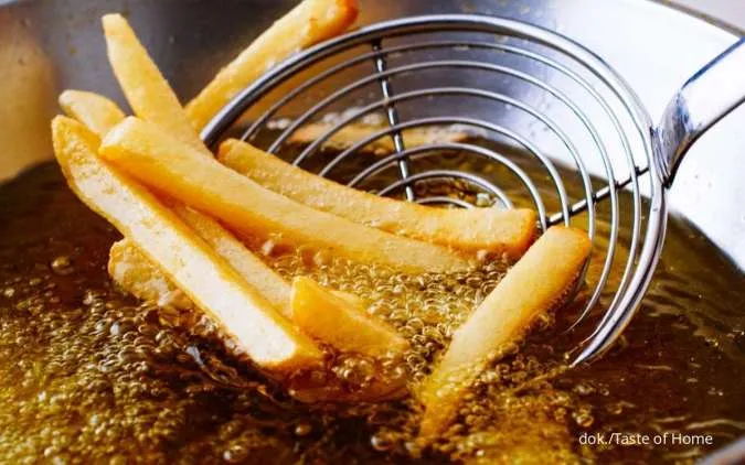 Metode deep frying, yakni menggoreng dengan minyak yang super banyak