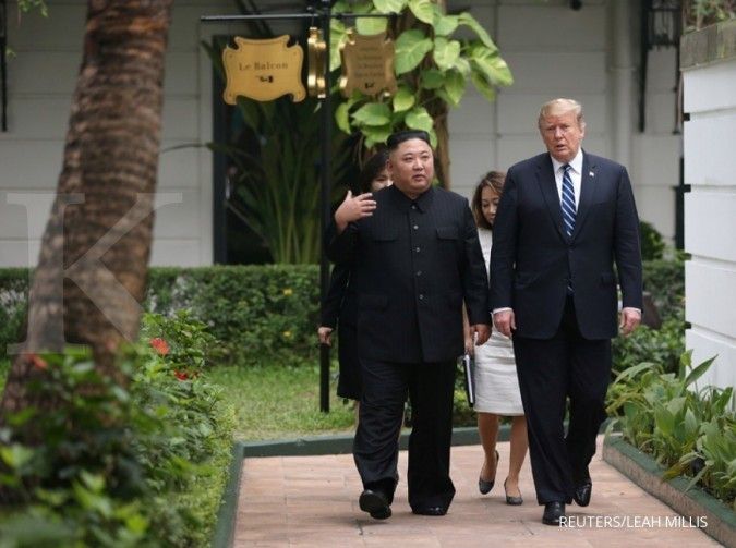 Trump dan Kim Jong Un sempat jalan-jalan singkat di halaman hotel usai pertemuan