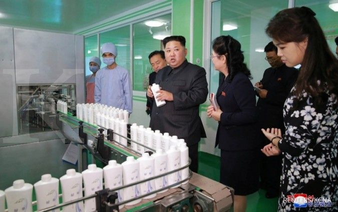 Kim Jong Un dan istri mengunjungi pabrik kosmetik