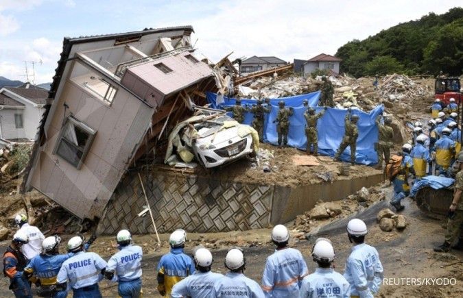 Tim penyelamat Jepang mulai mencari korban banjir dan longsor