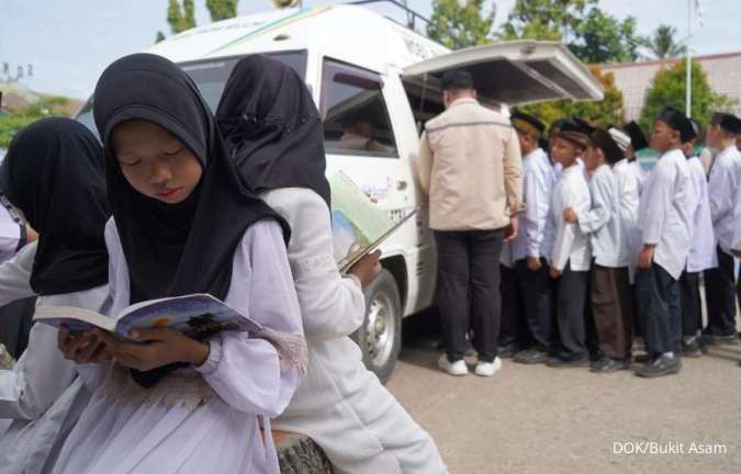 Dukung Pendidikan Inklusif dan  Berkelanjutan, PTBA Salurkan Beasiswa Ayo Sekolah 
