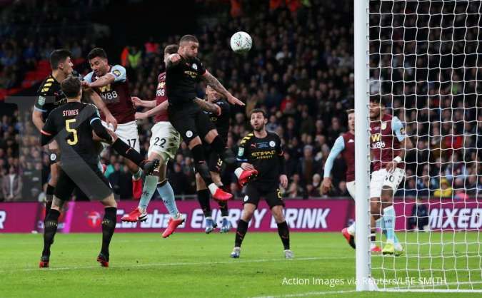 Pemain Aston Villas Bjorn Engels menyundul bola ke gawang lawan. Action Images via Reuters/Lee Smit