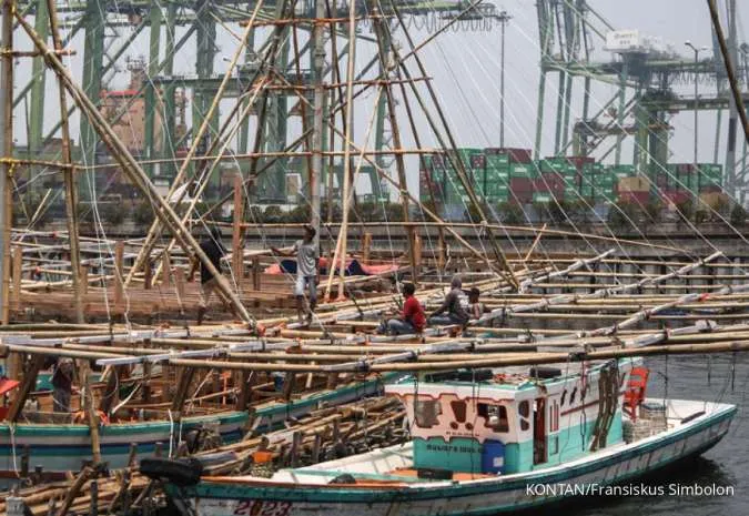 Pekerja tengah membangun kapal bagang apung