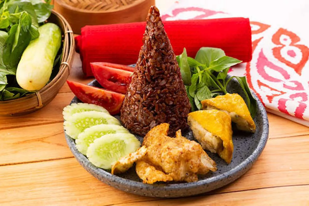 Nikmatnya Menu Masakan Sunda, Nasi Merah Terasi & Ayam Goreng Sambal Merah