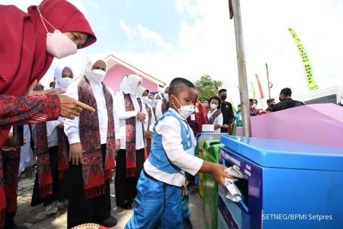 Kunjungi Kabupaten Sragen, Iriana Jokowi Tanam Kelapa Genjah Hingga Tinjau KBM
