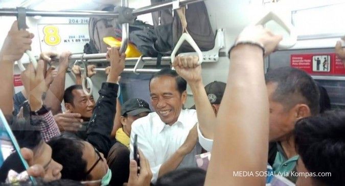 Pulang ke Istana Bogor, Jokowi naik KRL Commuter Line dari Tanjung Barat