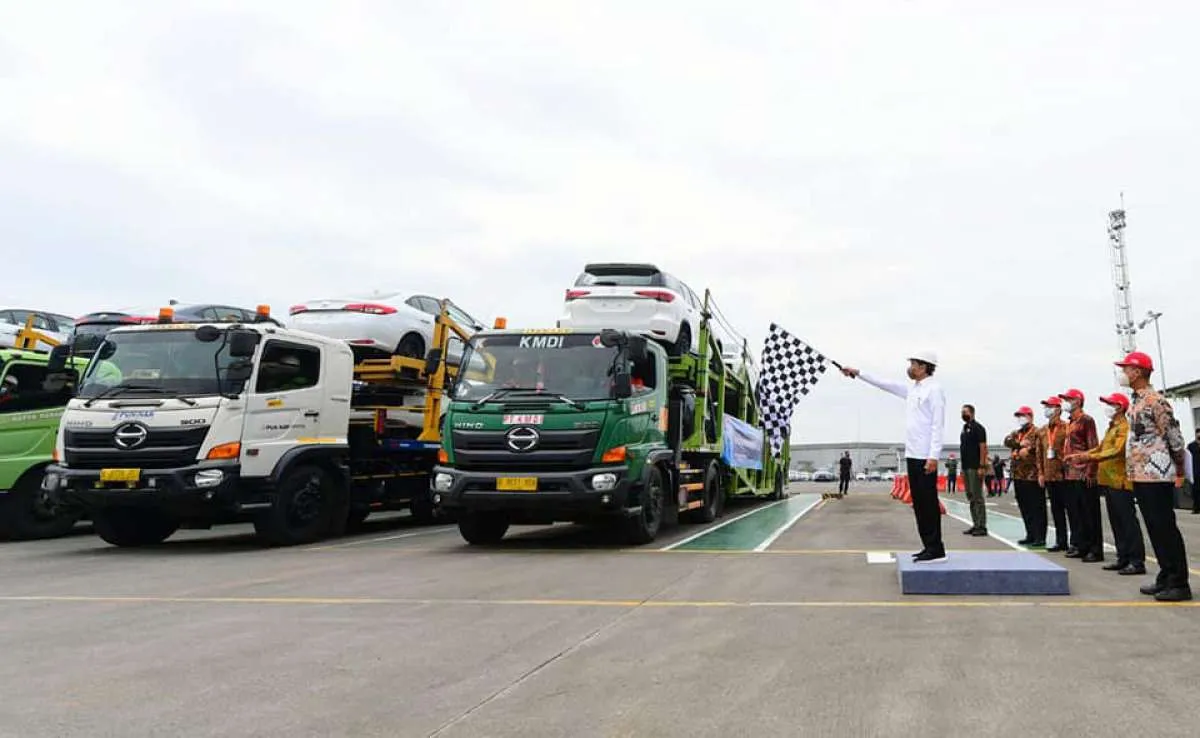 Jokowi Lepas Ekspor Perdana Toyota Fortuner ke Australia
