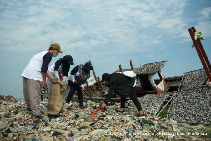 Peringati Hari Lingkungan Hidup Sedunia 2024, Warga Labuan Lakukan Aksi Bersih Pantai