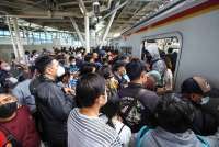 LBH Jakarta Soroti Kepadatan KRL Jabodetabek, Minta Kapasitas Layanan Ditambah