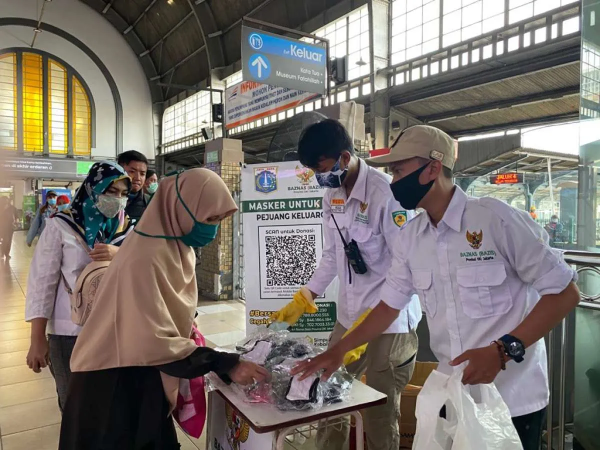 Jelang PSBB, Baznas Bazis DKI bagikan masker bagi pekerja