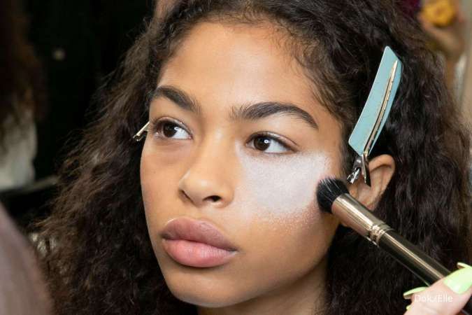 5 Kesalahan Pakai Makeup yang Bikin Kulit Tambah Kering, Apa Saja?