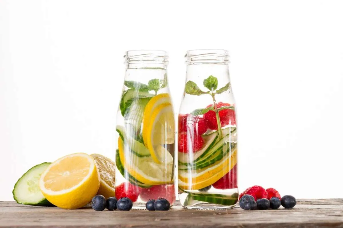Mau Kulit Glowing dari Dalam? Minum 5 Infused Water Ini Secara Teratur