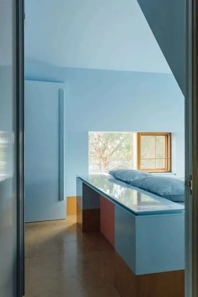 Cat dinding kamar tidur biru muda