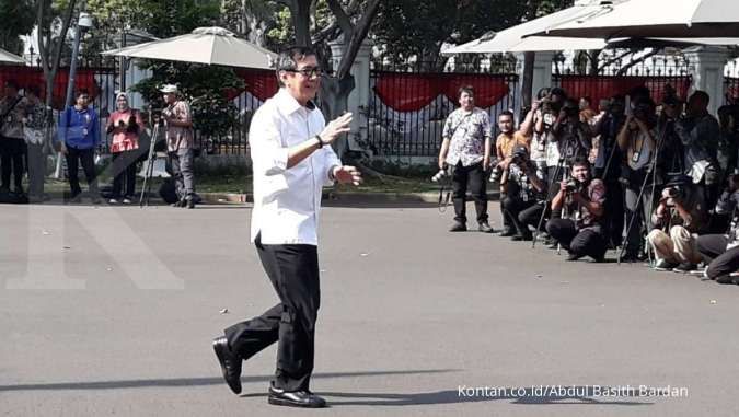 Kenakan kemeja putih, mantan Menkumham Yasonna Laoly tiba di Istana Kepresidenan