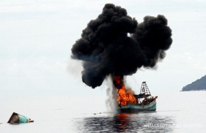 Lagi, TNI AL tenggelamkan dua kapal penjarah ikan