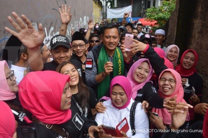 Warga rebutan kaos yang dilempar Agus Yudhoyono
