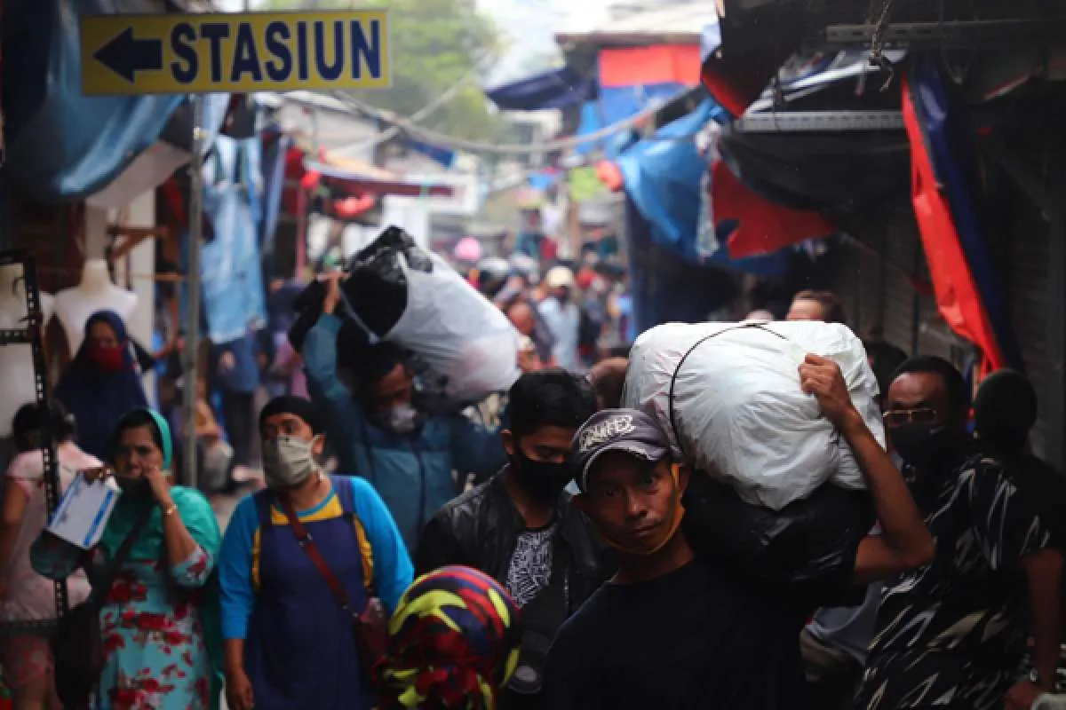Pasar Tanah Abang disesaki warga di tengah PSBB