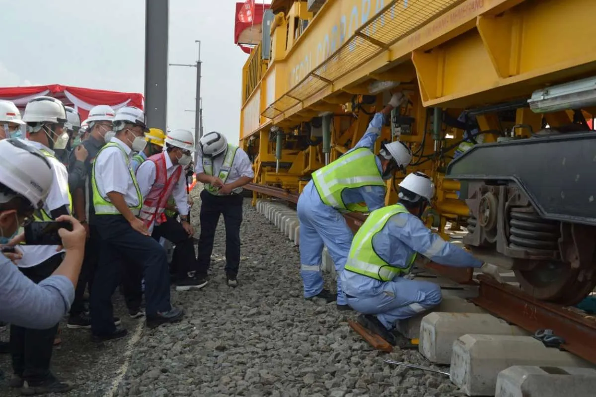 Rel Kereta Cepat Jakarta-Bandung Mulai Dipasang