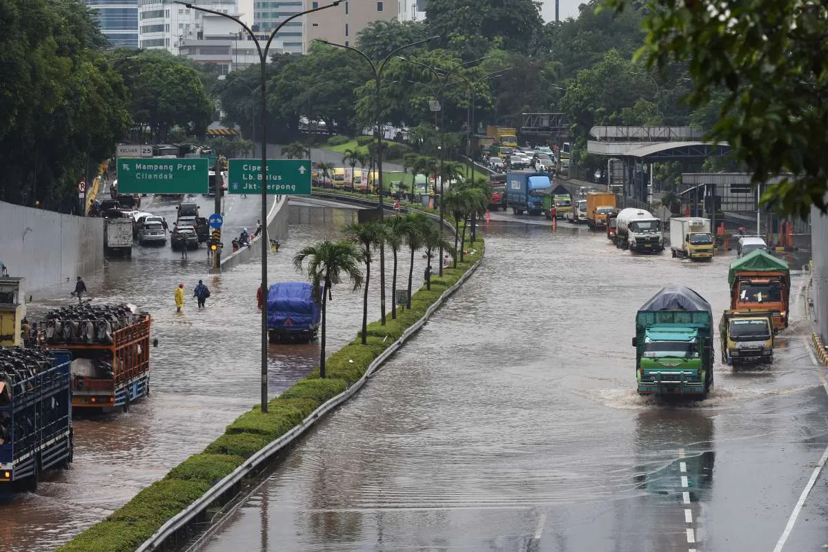 Cuaca besok di Jabodetabek hujan, waspada petir dan angin kencang