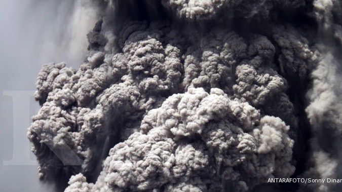 Surabaya gerimis abu vulkanik Gunung Kelud