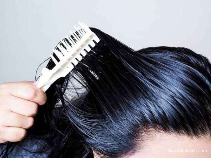 Simak 5 Cara Merawat Rambut Berminyak dengan Benar dari Rumah Saja!