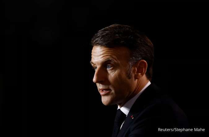 Krisis Politik Membayangi Macron, Kesendirian di Tepi Sungai Seine Jadi Sorotan