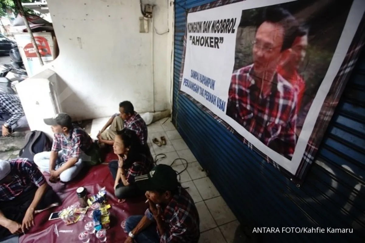 Jelang Ahok bebas, para pendukung mulai berdatangan ke Mako Brimob