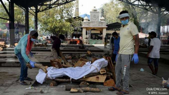 Supir Taksi India Menyambung Hidup Mengangkut Jenazah Korban Covid-19