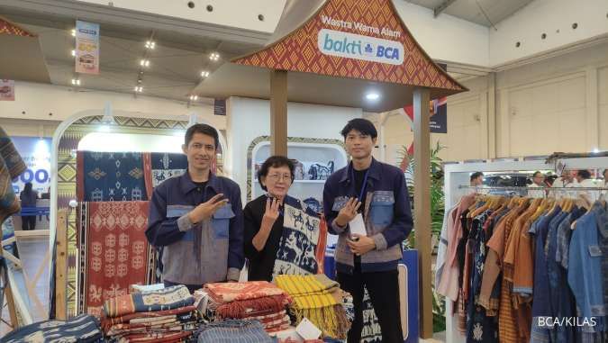 Tim WARLAMI menunjukkan karya komunitas binaan Bakti BCA di Booth WARLAMI - Wastra Warna Alam di BCA Expo