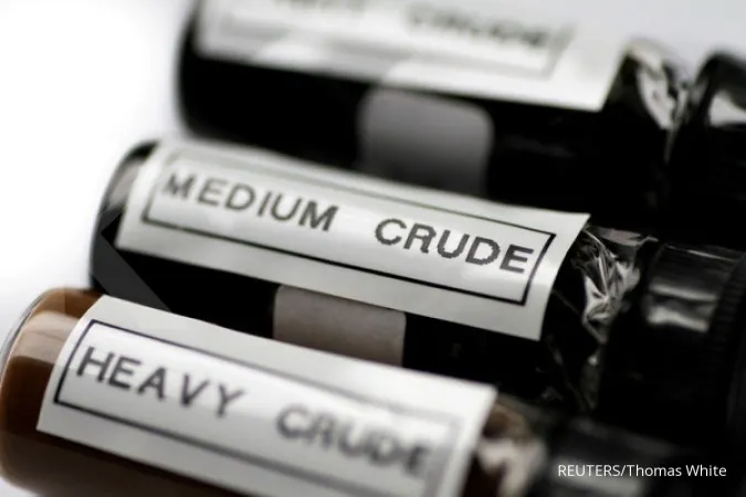 Oil prices set for weekly drop as concerns about rising supply weigh  