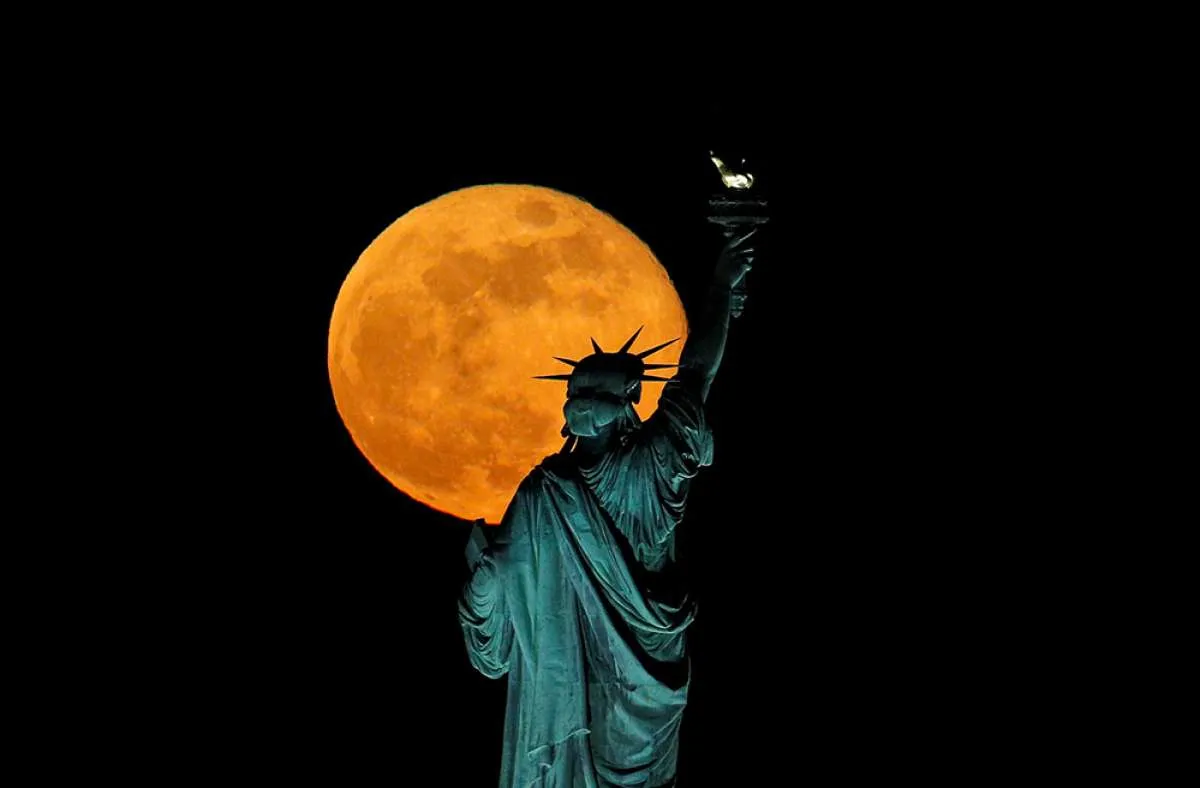 Jangan lewatkan, siang ini fenomena bulan setengah lingkaran dan sejajar dengan Mars 