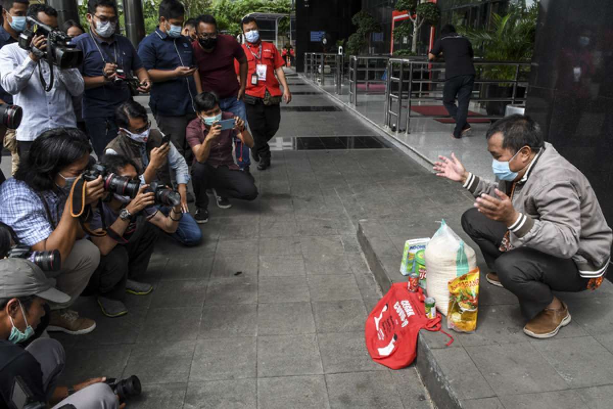 MAKI Serahkan Barang Bukti Paket Sembako ke KPK